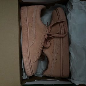Suede pumas